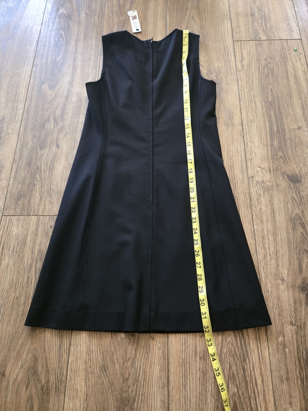 Classic Black Sleeveless Shift Dress - Picture 5 of 11